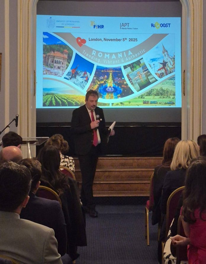 Reprezentanți oficiali ai Sibiului promovează destinatia la targul de turism WTM London.