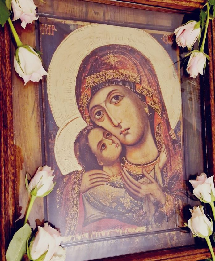 Icoana miraculoasă care vindecă bolile, așezată în Biserica Lazaret Râu Vadului.