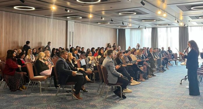 Sala de conferințe plină la CRAI 2025, eveniment de antreprenoriat și inovație