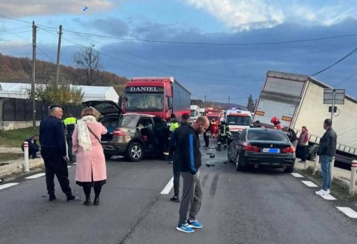 Intervenția serviciilor de urgență la locul accidentului rutier de pe DN 7, Drăganu.