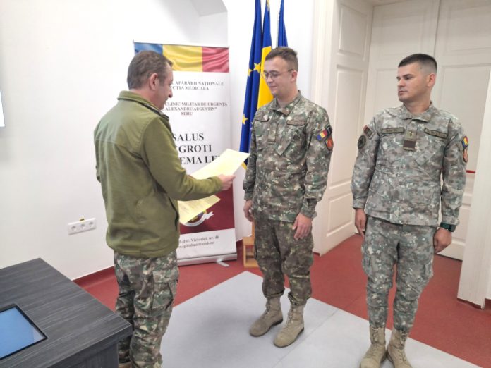 Medici din cadrul Spitalului Clinic Militar de Urgență Sibiu în timpul decernării distincțiilor de onoare