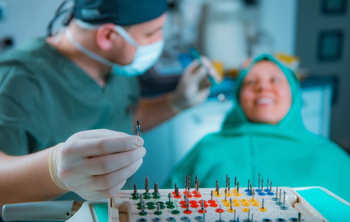 Ghid chirurgical de precizie pentru integrarea în tratamente dentare avansate