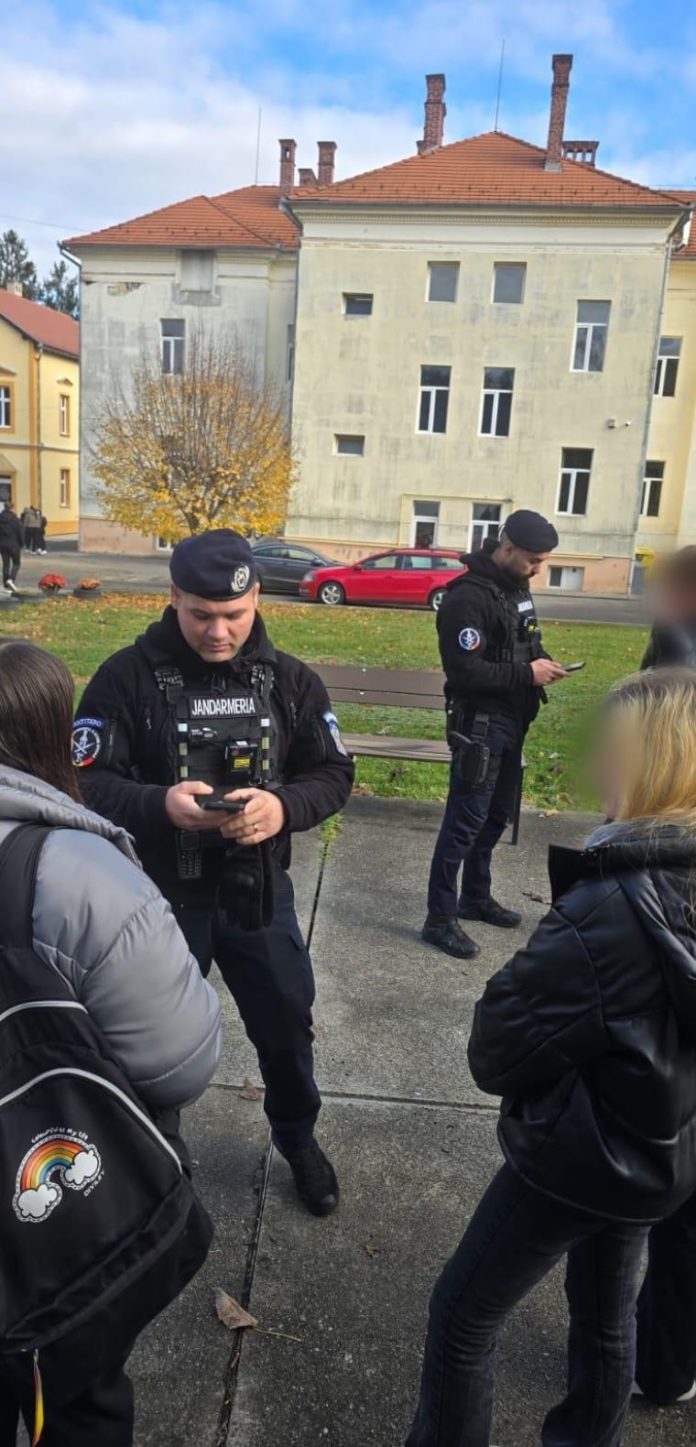 Polițiști și jandarmi sibieni asigură trecerea elevilor în siguranță pe străzile din Mediaș