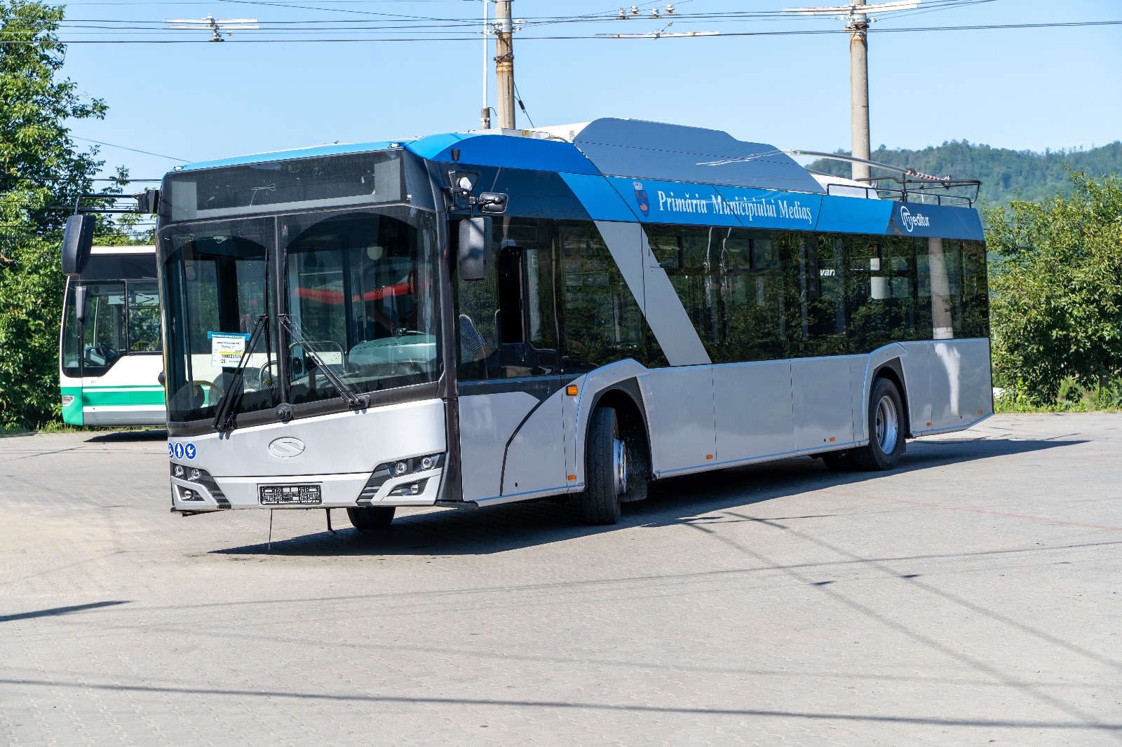 Troleibuz nou pe unul dintre traseele din Mediaș, pe o stradă principală a orașului
