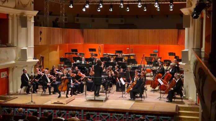 Vioara solistă în concertul dirijat de David Schlager la Filarmonica Sibiu