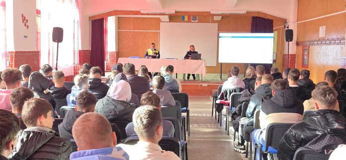 Polițiști în acțiune pentru siguranță școlară în Sibiu, controlând traficul lângă o școală