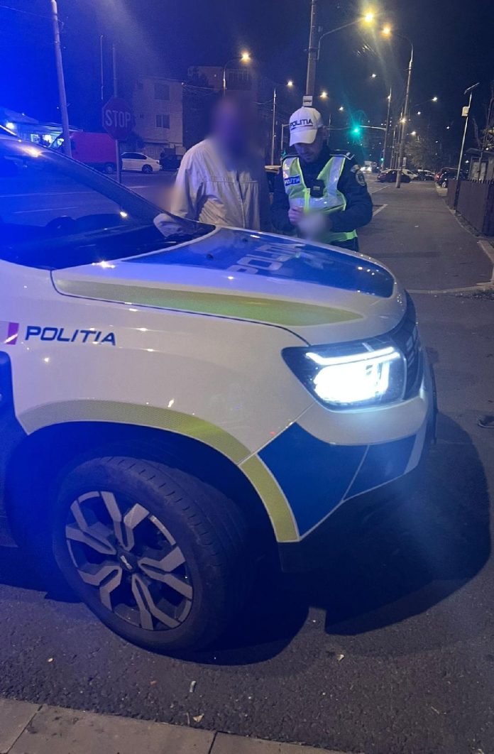 Polițiști sibieni monitorizează un intersecție pentru a preveni accidentele cu pietoni