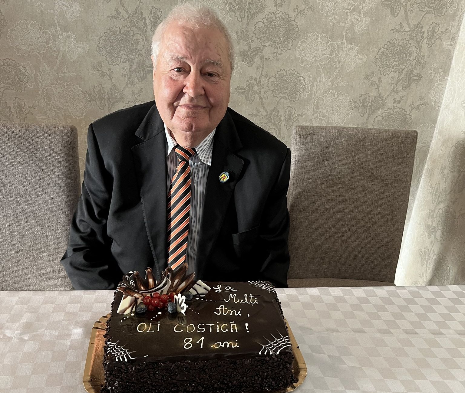 Camaradul Constantin Olaru, sărbătorit la 81 de ani, în cadrul aniversării militare Sibiu, îmbrăcat în uniformă.
