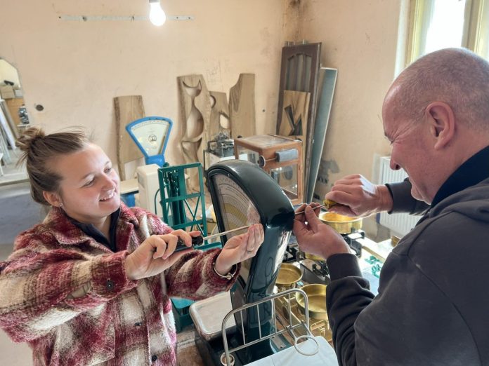 Mesteri cantare din Sibiu lucrand traditia populara romaneasca