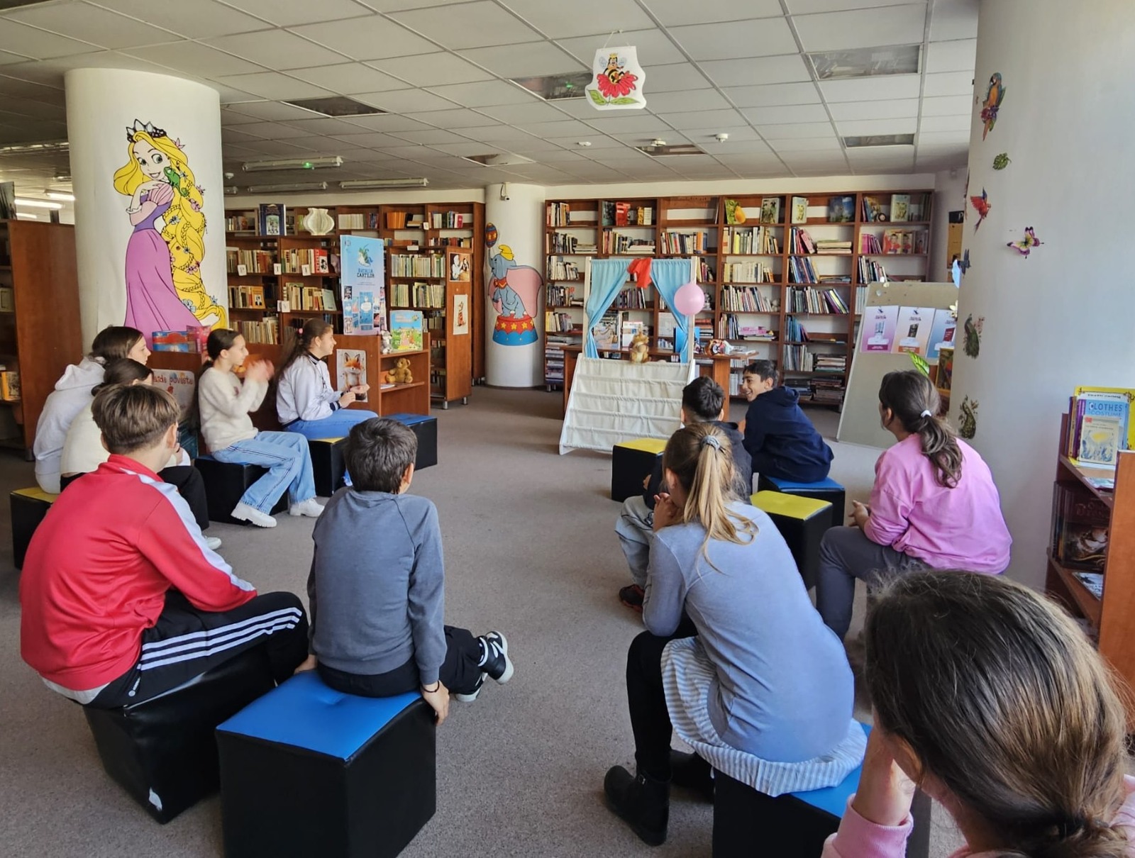 Grup de copii ascultă prezentarea unui bibliotecar la Biblioteca Astra Sibiu