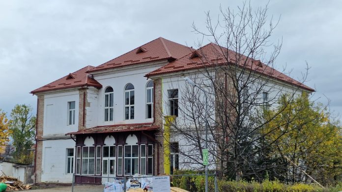 Lucrări de modernizare în interiorul Policlinicii de Psihiatrie Sibiu, cu materiale de construcție.