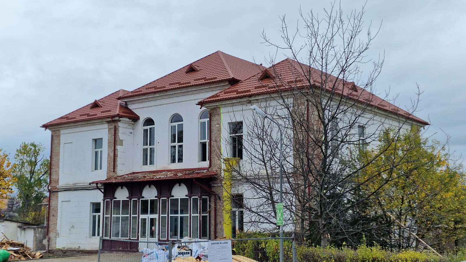 Lucrări de modernizare în interiorul Policlinicii de Psihiatrie Sibiu, cu materiale de construcție.