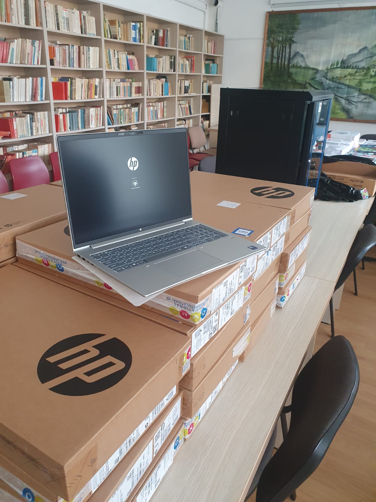 Persoane oficiale inspectează dotarea finalizată a laboratorului de informatică din Mediaș