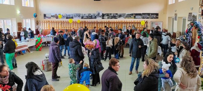 Atmosferă festivă și participanți la Târgul de Crăciun din Sebeșu de Jos