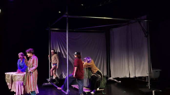 Vocalistul trupei DIONYSUS CITY cântă la microfon pe scena festivalului DATFest
