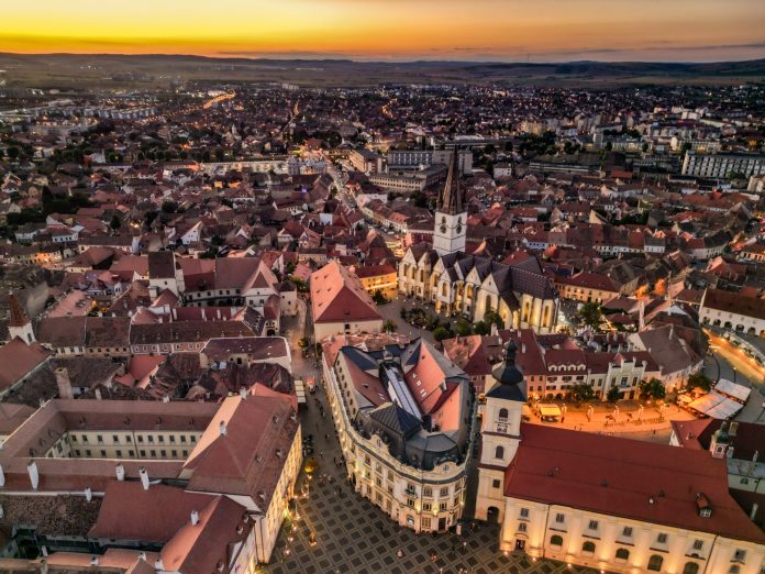Peisaj panoramic al centrului istoric Sibiu cu clădiri colorate și acoperișuri distinctive