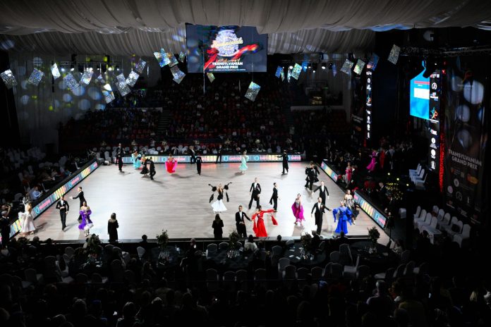 Câțiva dansatori în costumații strălucitoare execută o mișcare sincronă pe scena Transylvanian Grand Prix 2025.