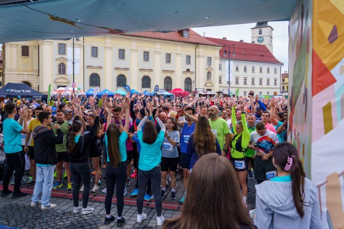 Maratonul Internațional Sibiu 2026: alergători pe traseul competiției în centrul istoric.