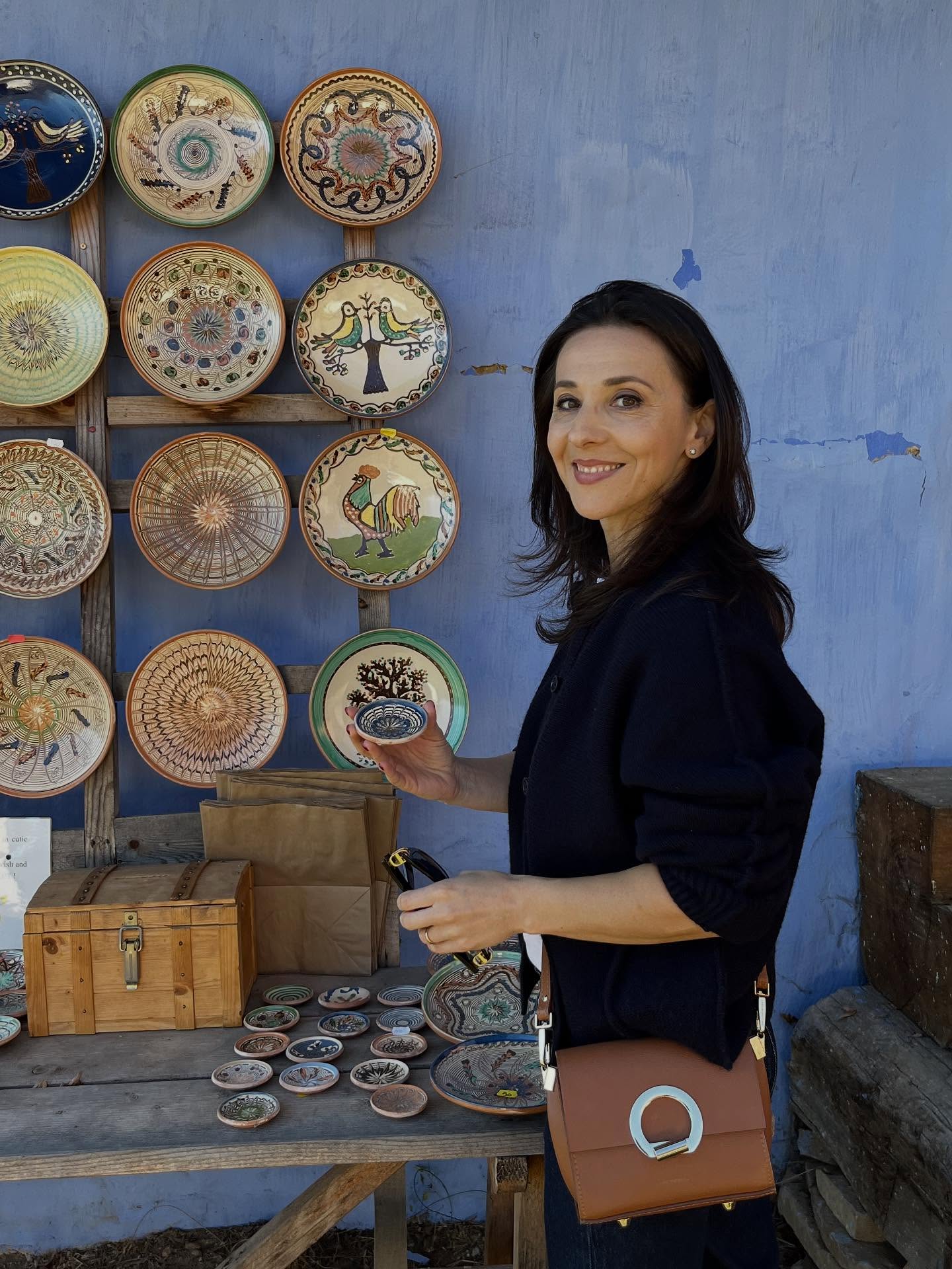 Andreea Răducan admiră o casă țărănească veche la Muzeul Astra din Sibiu