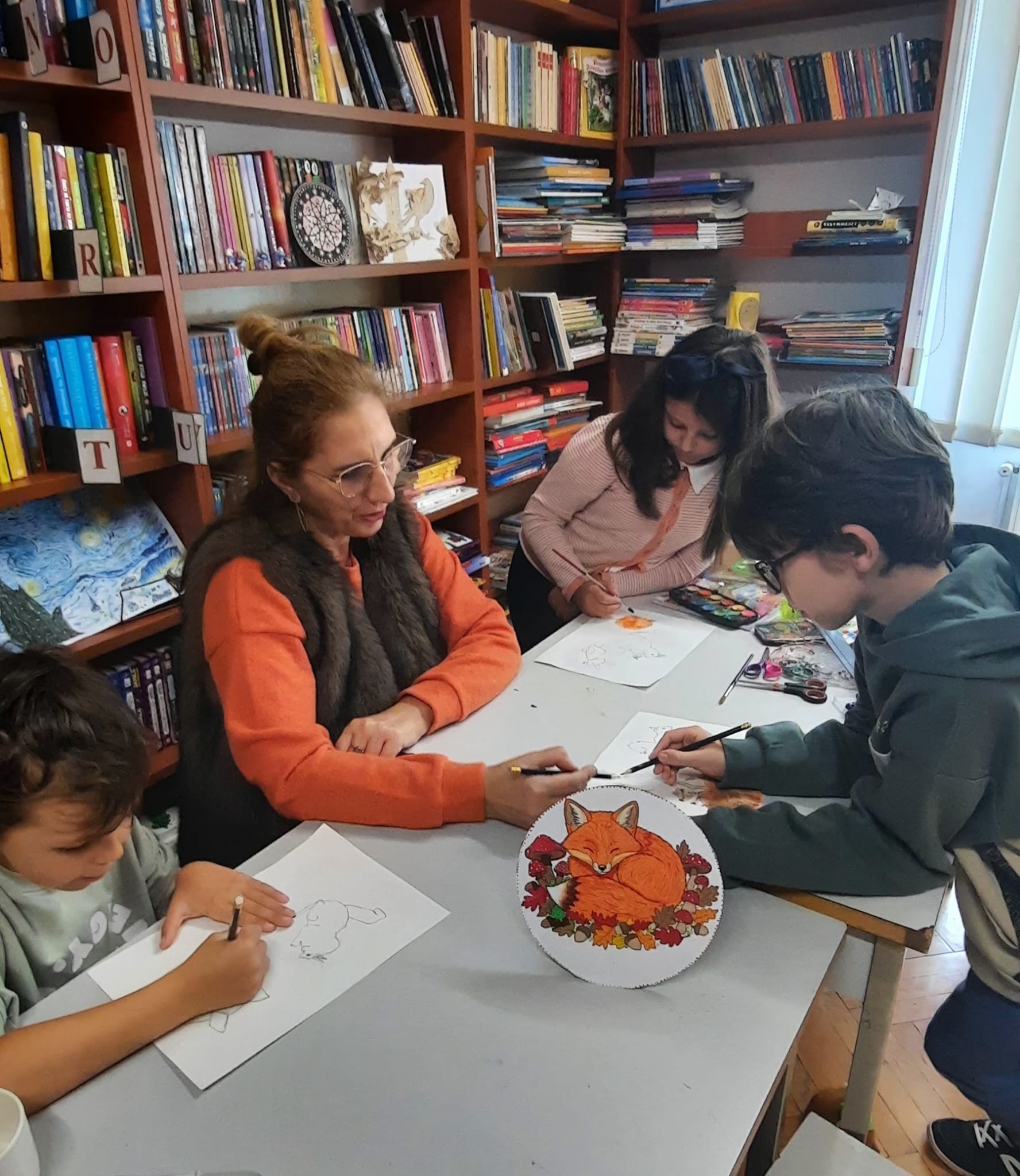 Prezentarea proiectelor artistice realizate de copii la Filiala Hipodrom a Bibliotecii ASTRA.