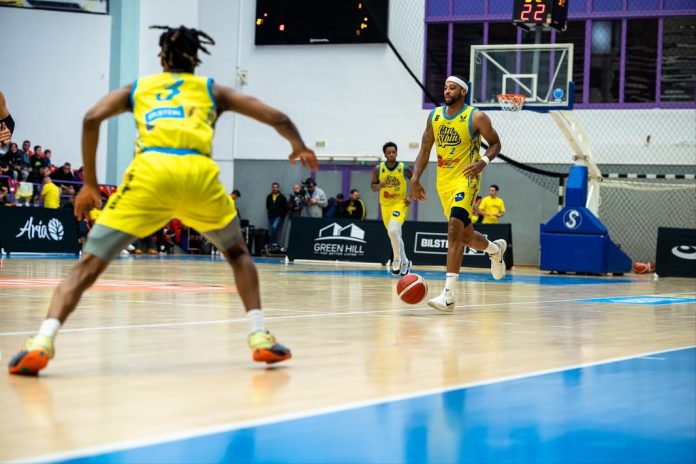 BC CSU Sibiu echipă de baschet sărbătorind victorie în liga națională pe parchet