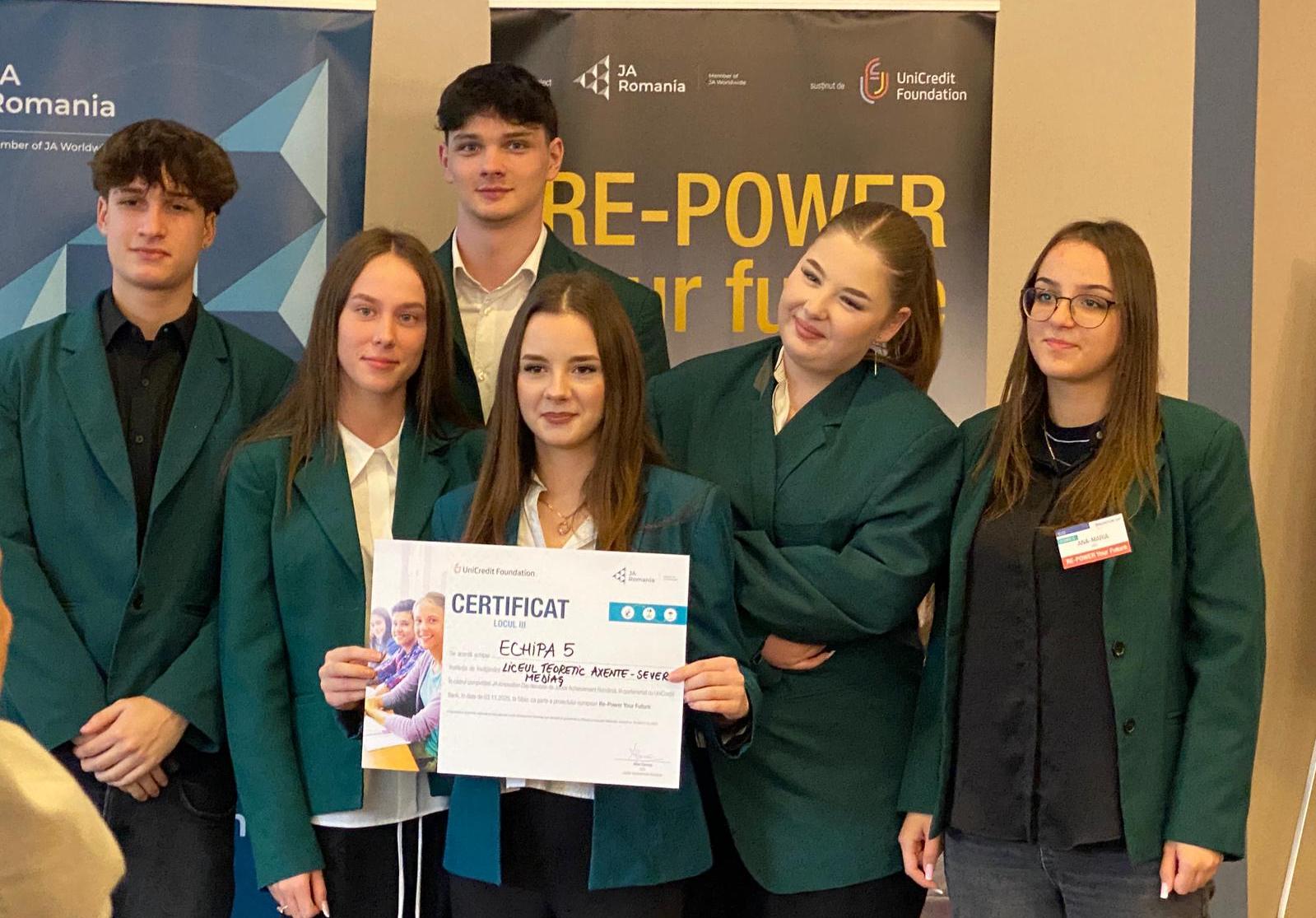 Antreprenorii tineri de la Liceul Axente Sever prezintă proiectul lor la competiția Junior Achievement.