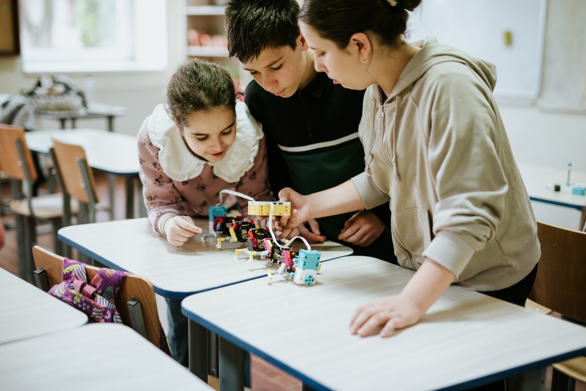 Formator explicând noțiuni de AI unui grup de elevi entuziaști din Sibiu, parte a programului Științescu 8.0.