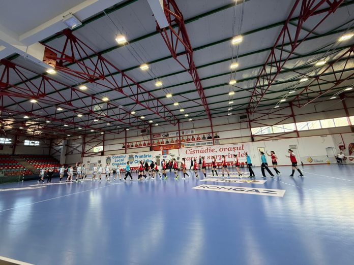Echipa de handbal Măgura Cisnădie în acțiune într-un meci din play-off