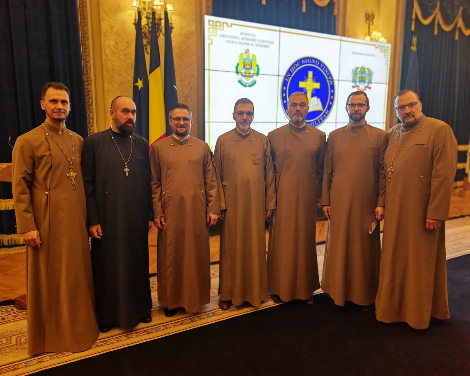 Arhiereu și preoți militari de la Arhiepiscopia Sibiu, alături de reprezentanți ai Armatei Române.