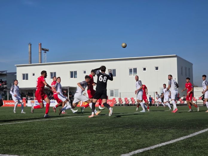 Antrenorul CSC 1599 Șelimbăr dă instrucțiuni de la marginea terenului în partida cu FC Bacău.