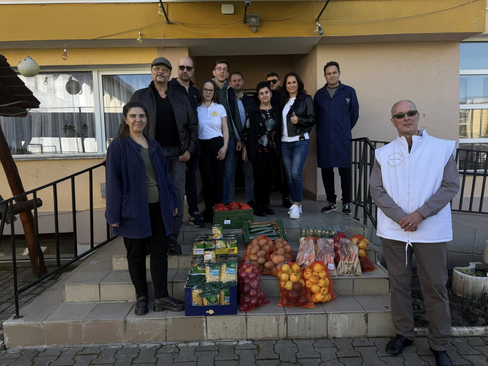 Coșuri și ladite pline cu fructe proaspete, donate de Echipa Galbenă persoanelor cu dizabilități din Sibiu.