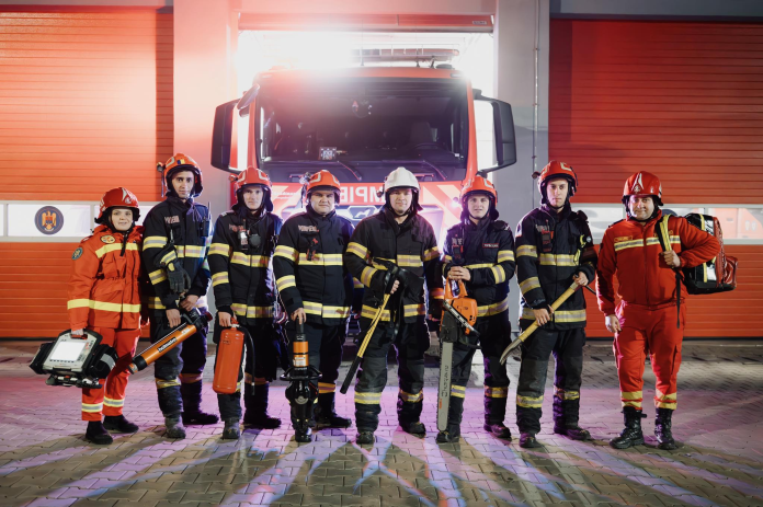 Pompierii sibieni în uniformă de serviciu, pregătiți pentru intervenție de Revelion.