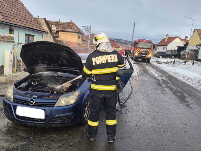 Volan carbonizat și interior distrus al mașinii după incendiu la Miercurea Sibiului.