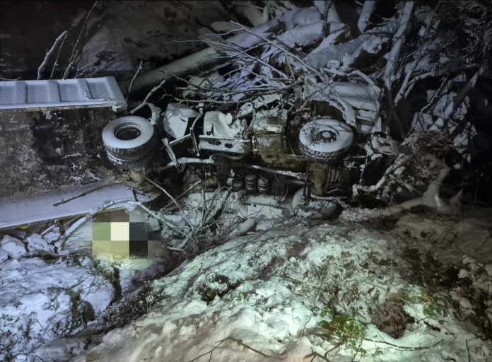 Polițiști cercetează scena accidentului tragic de pe Valea Arpașu Mare unde au decedat doi bărbați.