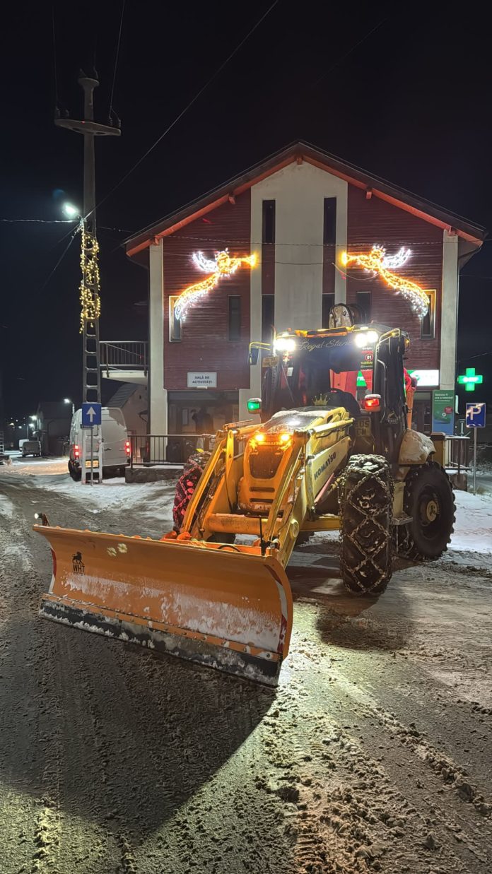 Echipament modern de deszăpezire pe un drum din comuna Turnu Roșu