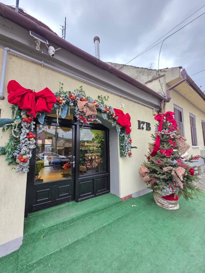 Spiritul sărbătorilor în cartierele Sibiului: decor luminos pe fațada unei clădiri istorice