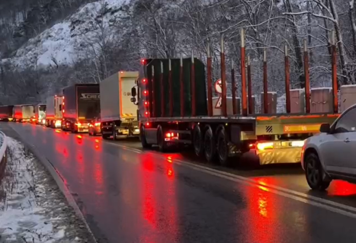 Captură de ecran a blocajului de trafic pe Valea Oltului cauzat de TIR-uri cu defecțiuni.