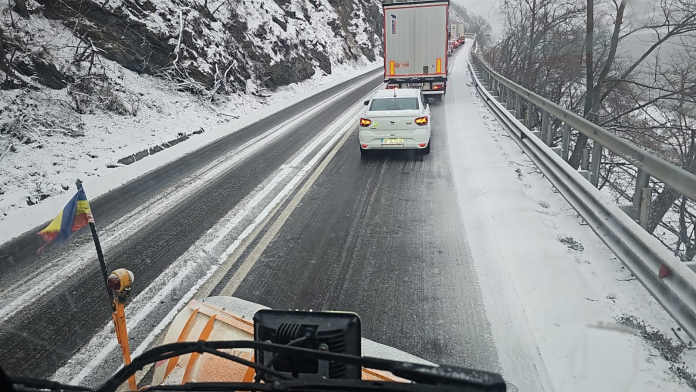 Coloană de utilaje de deszăpezire blocată pe șoseaua din Valea Oltului, pe fond de zăpadă