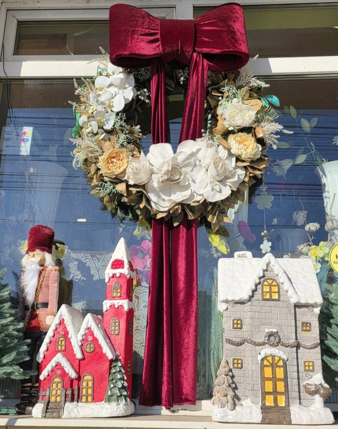 Vedere aeriana a iluminatului si a decoratiunilor de sarbatori intr-un cartier din Sibiu