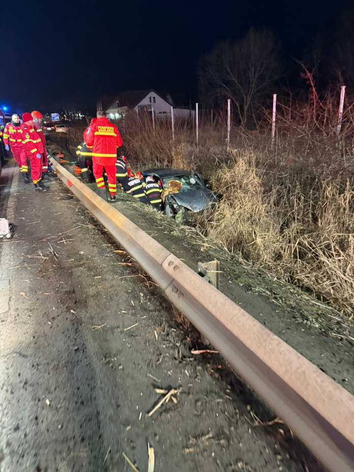 Locul accidentului pe DN1, lângă ieșirea din Șelimbăr, cu vehiculul avariat