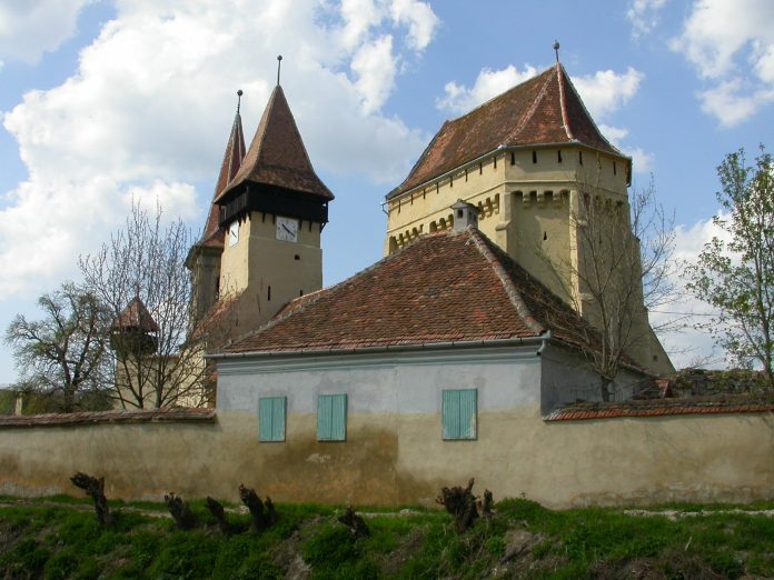 Biserica evanghelică fortificată din Șeica Mică, vedere laterală cu ziduri masive de apărare.