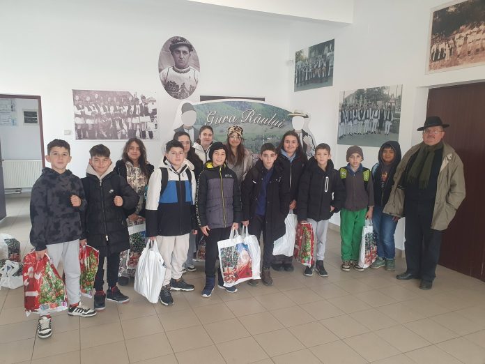 Cadre didactice și elevi primesc cadouri de la Primăria Gura Râului în incinta școlii „Aurel Decei”