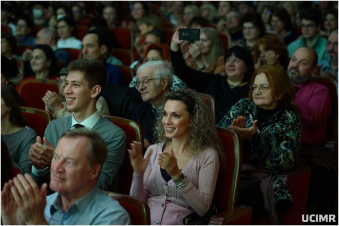 Publicul din sala Filarmonicii de Stat Sibiu aplaudând la sfârșitul unui concert