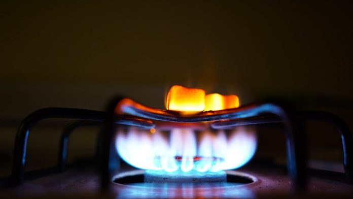 Senzor de gaz montat pe o centrală termică, esențial pentru funcționarea în siguranță