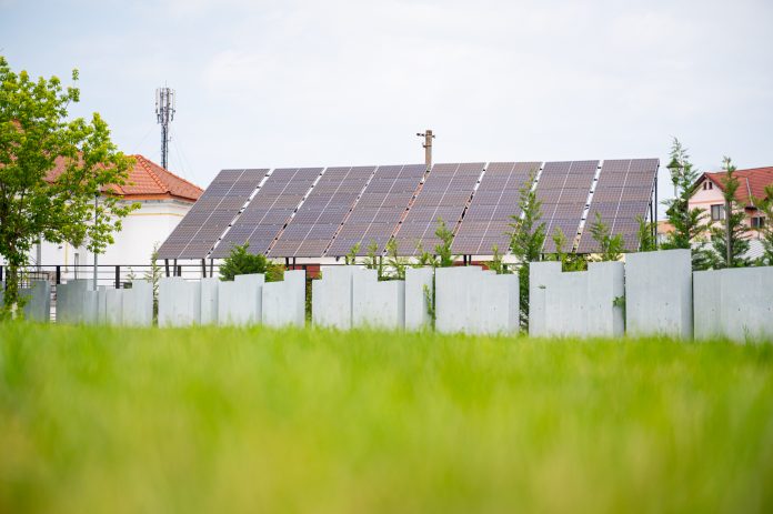 Panouri fotovoltaice instalate pe acoperișul unei clădiri publice din Sibiu pentru energie verde.