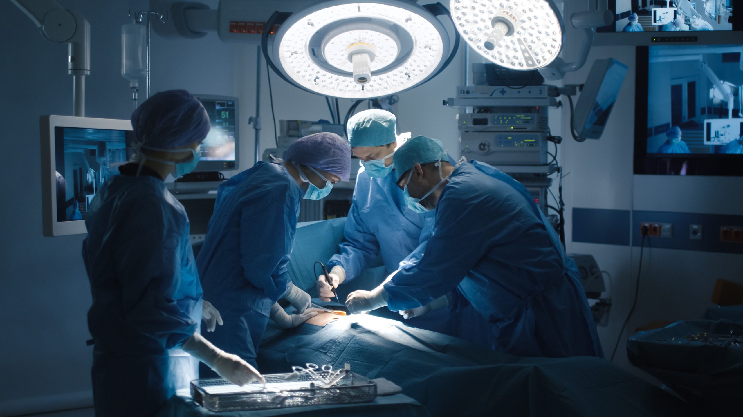 Echipă medicală MedLife efectuând o intervenție chirurgicală ginecologică vNOTES.