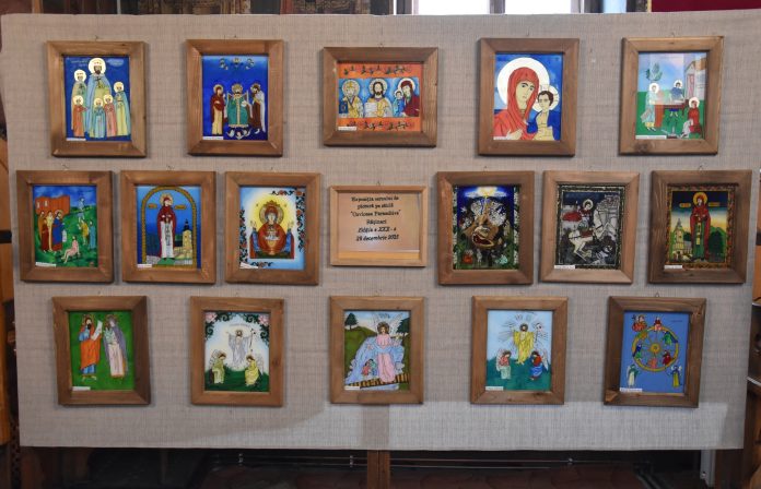 Expoziția de icoane pe sticlă din Rășinari, cu opere ale copiilor și tinerilor, marcând 30 de ani de tradiție artistică.