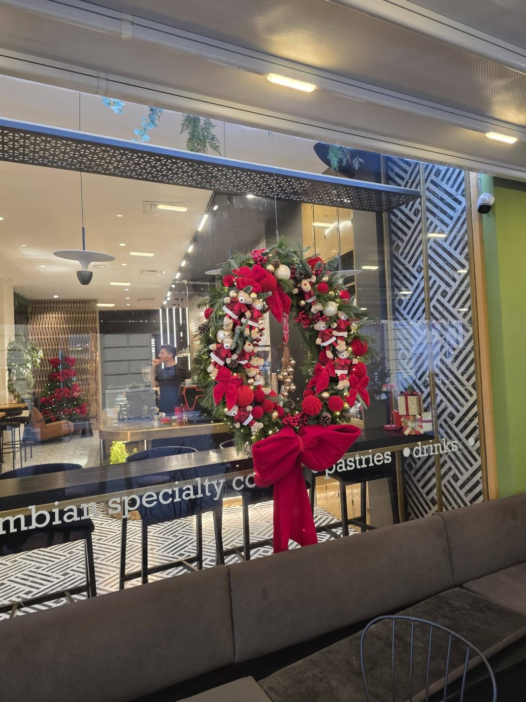 398 Impresionantele luminiscente de sărbători care strălucesc pe străzile vechi și clădirile istorice din centrul Sibiului