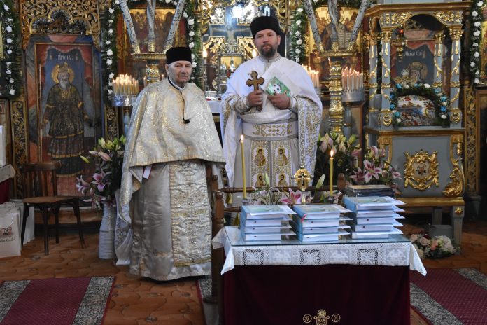 Oameni din Rășinari la ospățul de familie pentru sărbătoarea de 50 de ani de căsătorie.