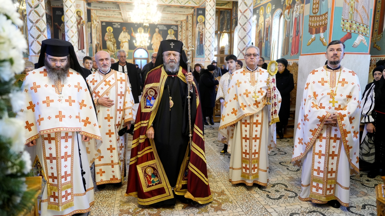 Fațada și intrarea în Biserica Nașterea Domnului din Sibiu, cu credincioși la intrare.
